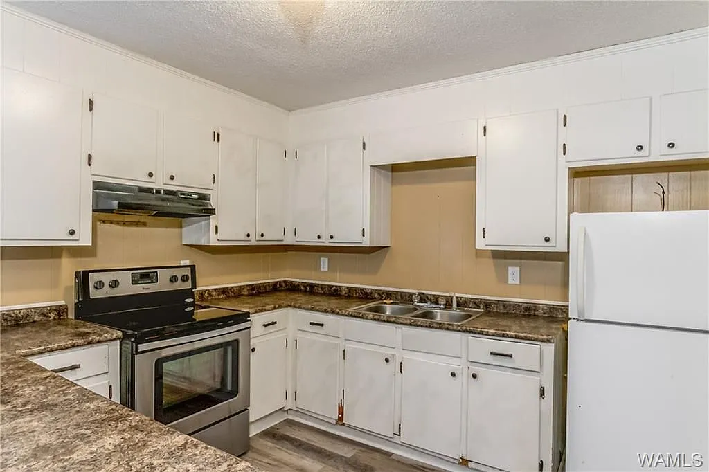 3 bed, 1.0 bath, 1300 sqft, $1,175 — Photo 2