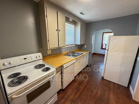 4th image of 1019 S Weaver Ave