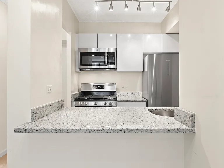 250 E 40th St #3C — Photo 7