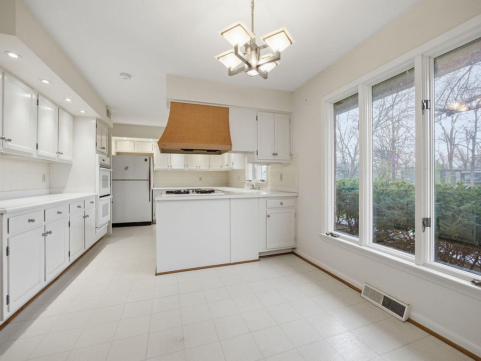 28th image of 2044 Manor Dr