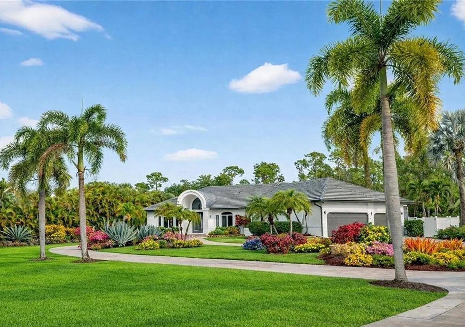 ** Pet Friendly ** - Livingston Woods - Magnificent 3 + Den / 2.5 Bath / 3 Car Home - 2.5 Acre Lo... — Photo 1
