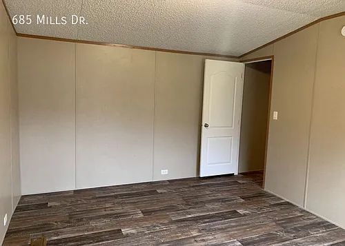 685 E Mills Dr Photo 1