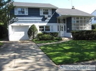 14 Roberta Ln, Syosset, NY 11791