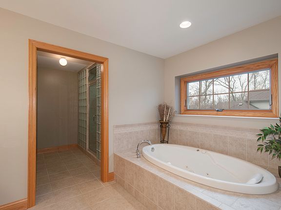 3rd image of 209 Hampshire Ct