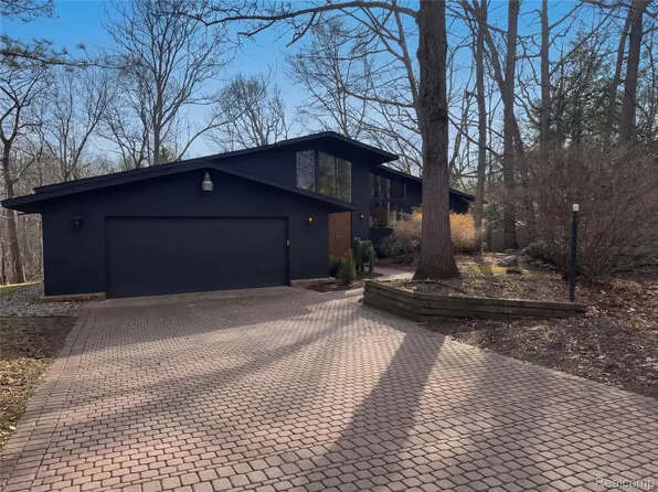 4442 Rolling Pine Dr, West Bloomfield, MI 48323