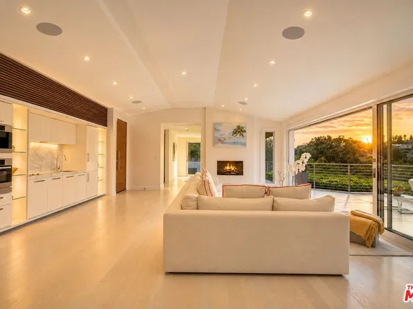 9422 Readcrest Dr, Beverly Hills, CA 90210