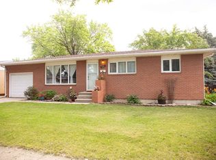 304 25th St NW, Minot, ND 58703