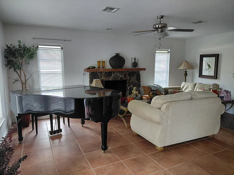 561 Falkland Rd — Photo 4