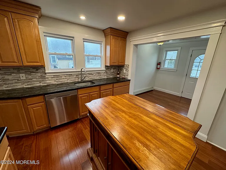 503 Forman Ave — Photo 8