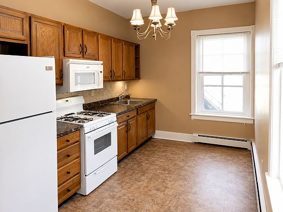 3rd image of 902 Linden St