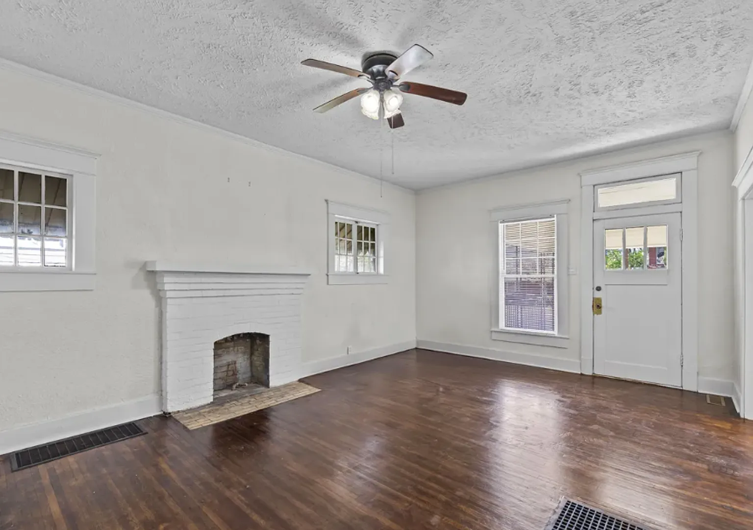 Charming 3 Bed, 2 Bath Midtown Home with Huge Fenced Backyard! — Photo 2