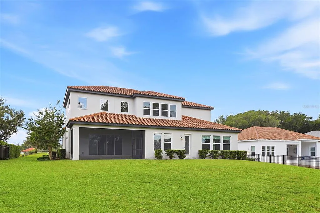 6 bed, 5.5 bath, 4457 sqft, $6,300 — Photo 3