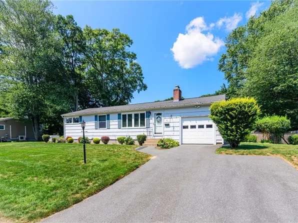 91 Torrington Dr, Warwick, RI 02889