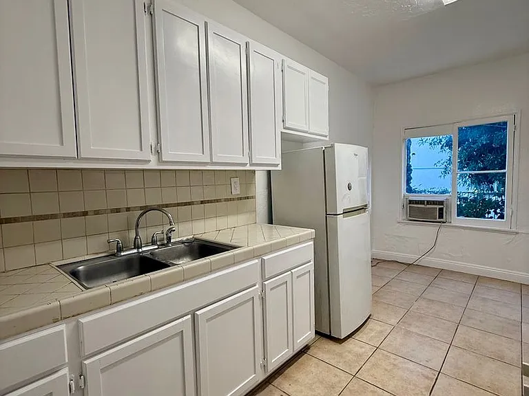 1534 Winona Blvd — Photo 6