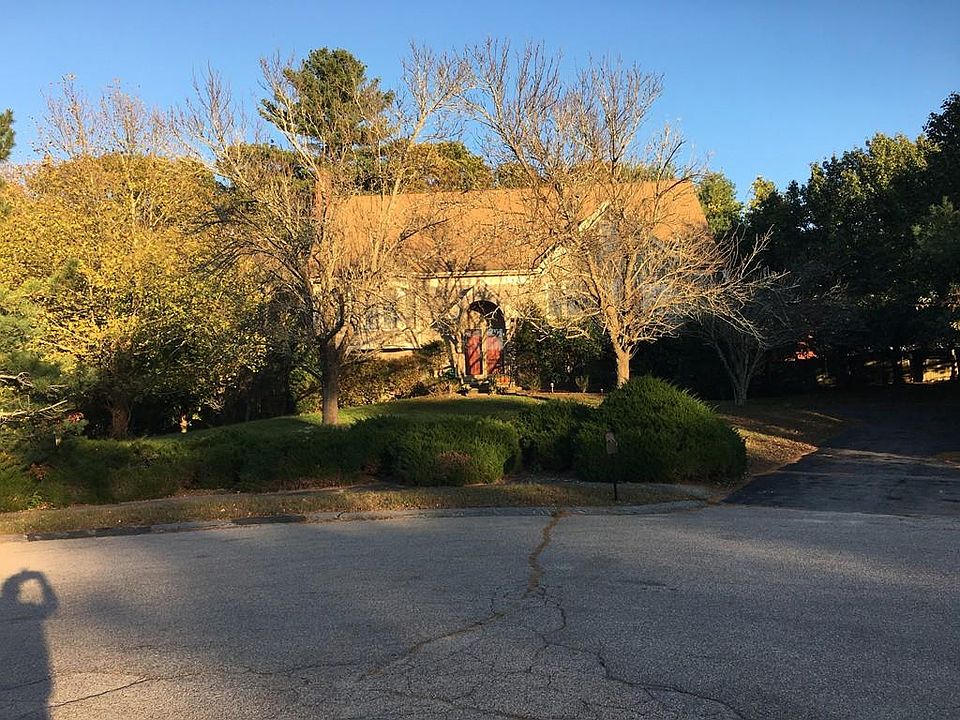 1st image of 20 Lucas Dr