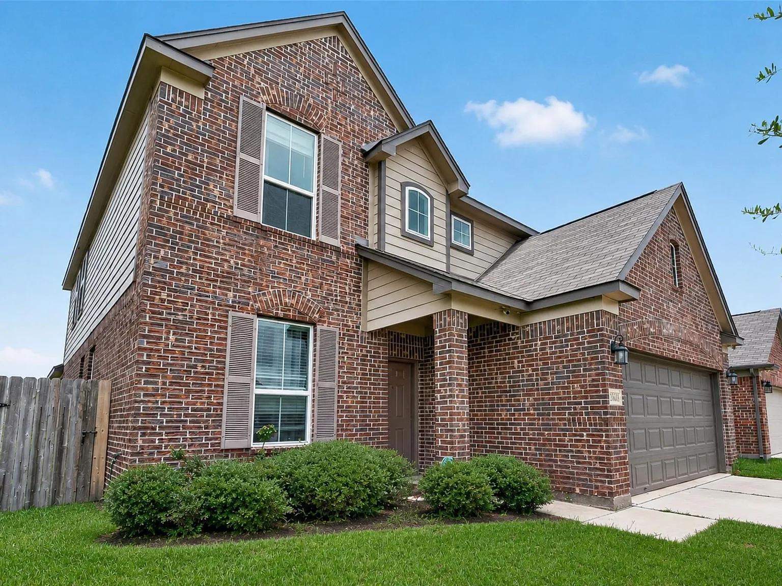 5 bed, 2.5 bath, 3150 sqft, $2,500 — Photo 3