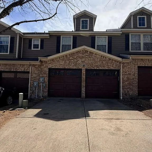 2205 Stoneleigh Pl — Photo 1