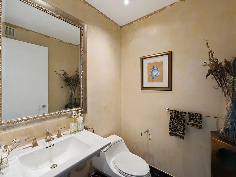 240 Riverside Blvd #28BC — Photo 15