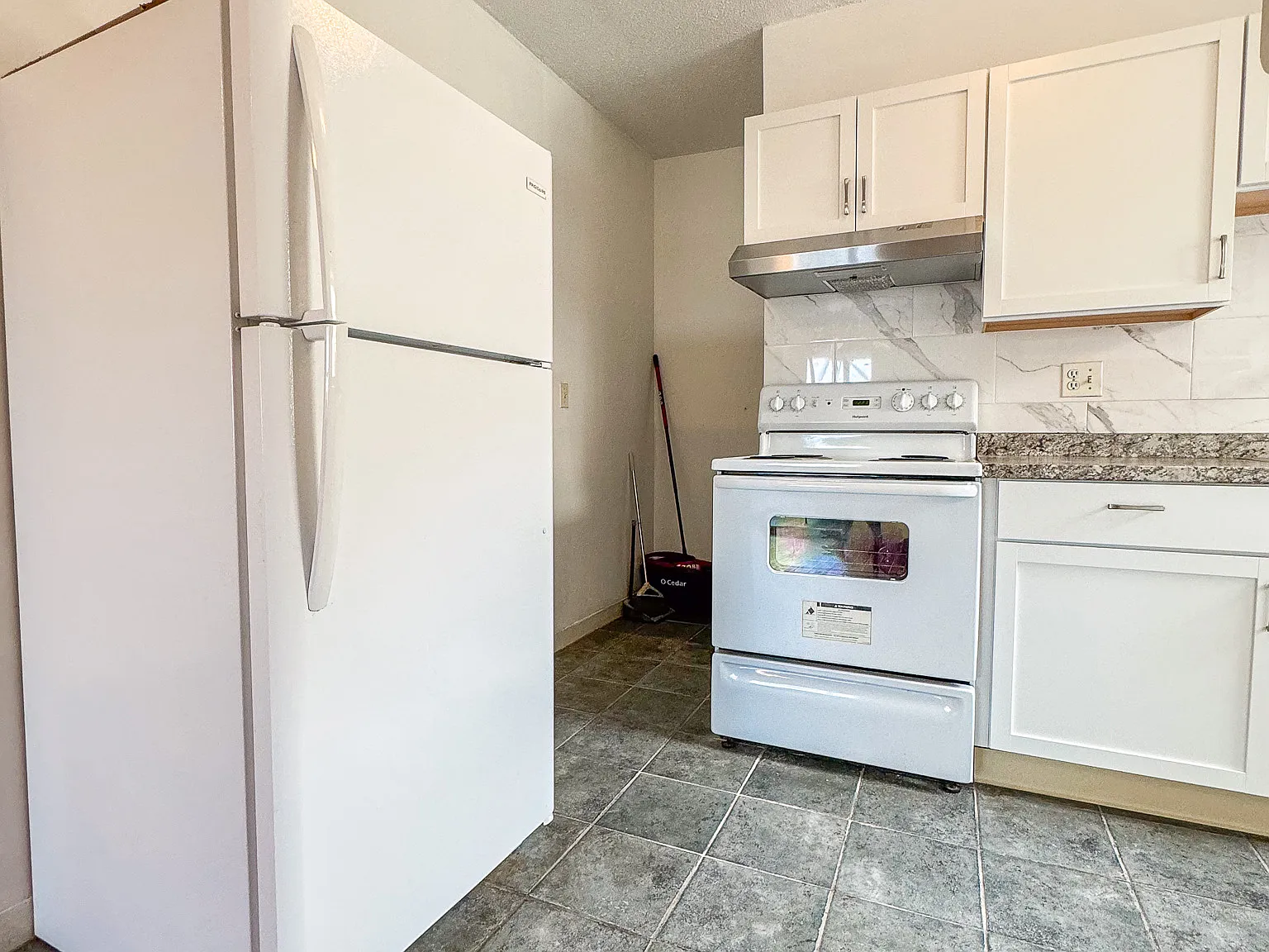 2 bed, 760 sqft, $2,400 — Photo 3