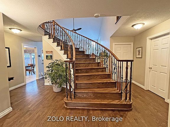 5th image of 736 Hauteview Cres