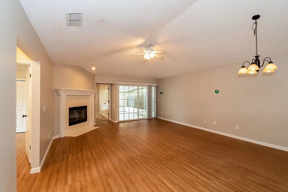 3 bed, 2.0 bath, 1386 sqft, $2,220 — Photo 3