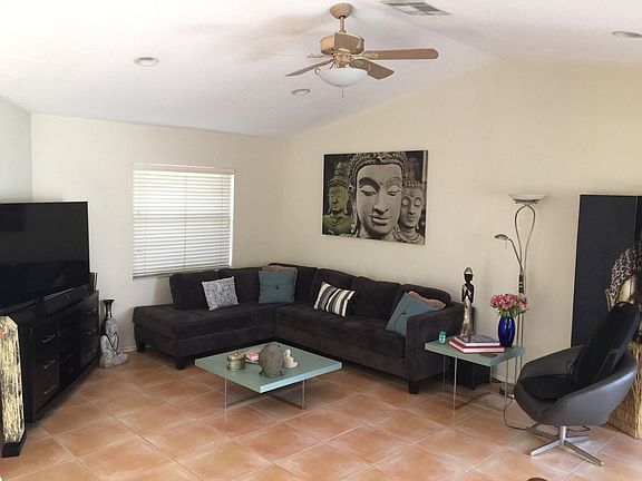 Living room
13’ x 20’