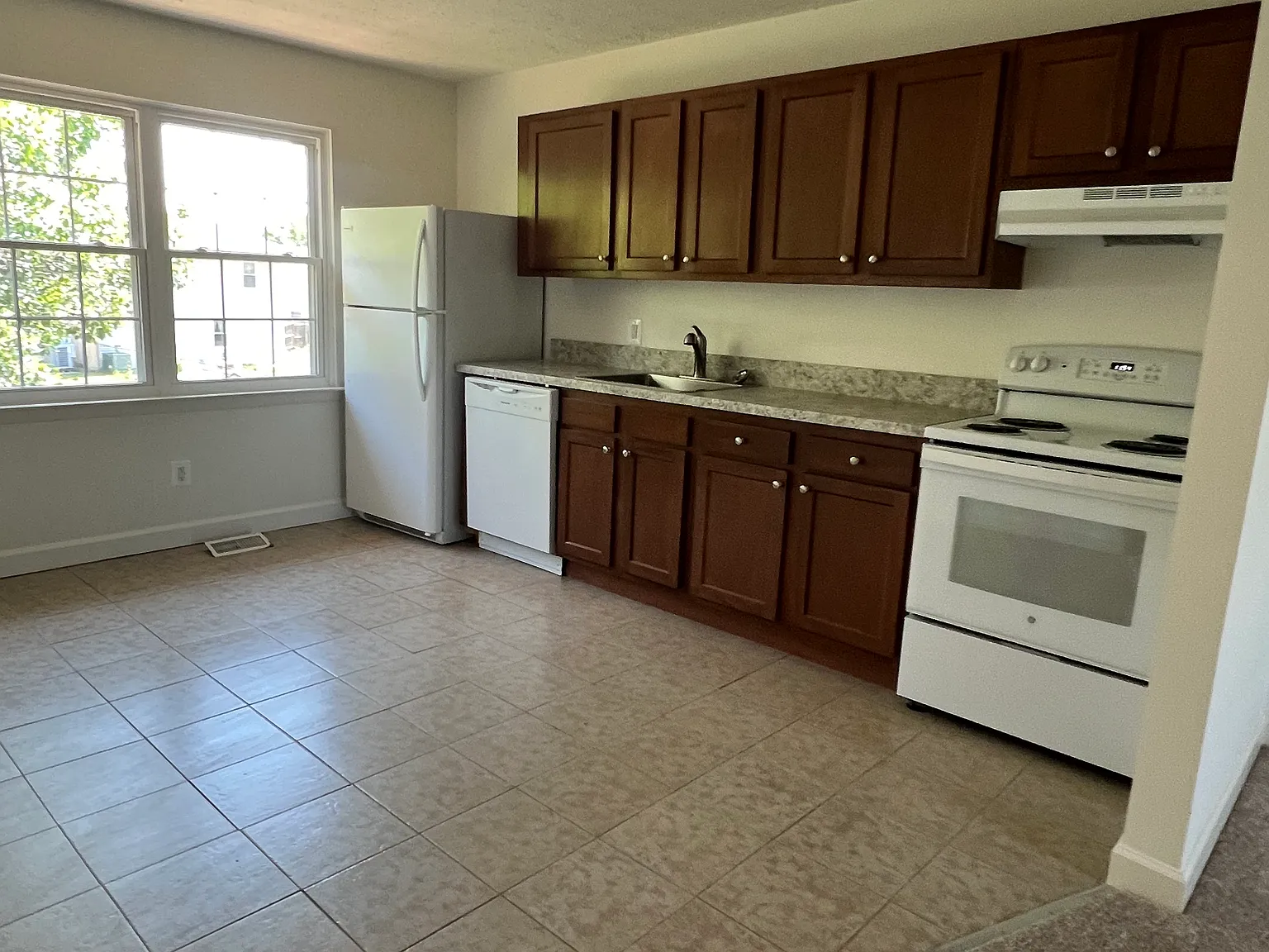 3 bed, 1400 sqft, $2,400 — Photo 2