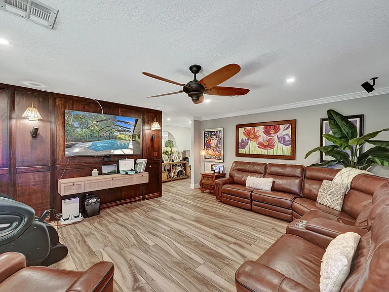 9025 SW 186th Ter — Photo 4