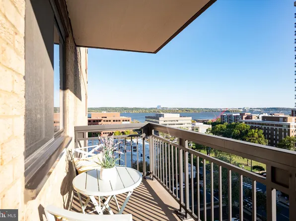 801 N Pitt St APT 1008, Alexandria, VA 22314
