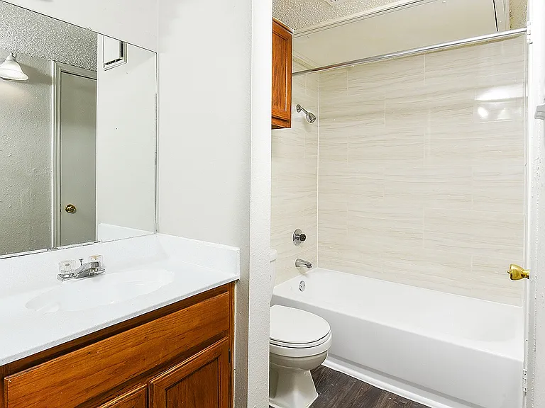 One Bedroom A2 - Classic Bathroom