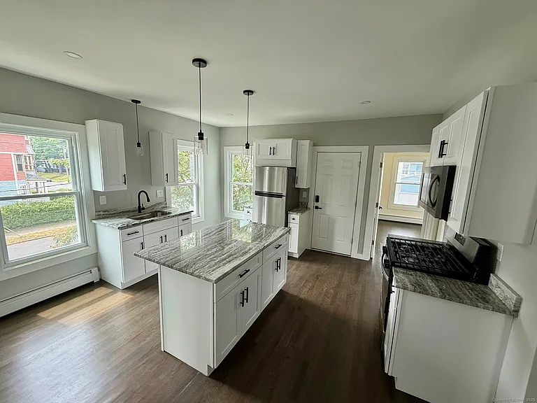 449 Stanley St #2 — Photo 32