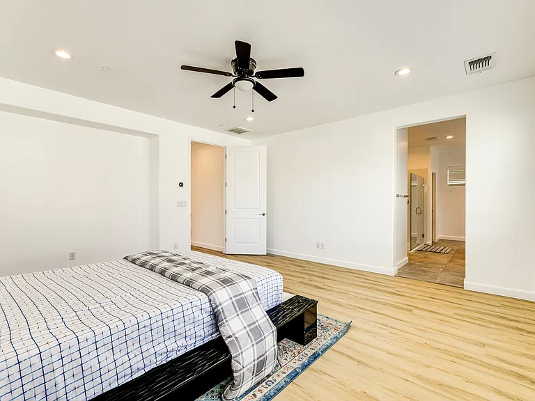 564 E Marcello Ave — Photo 10