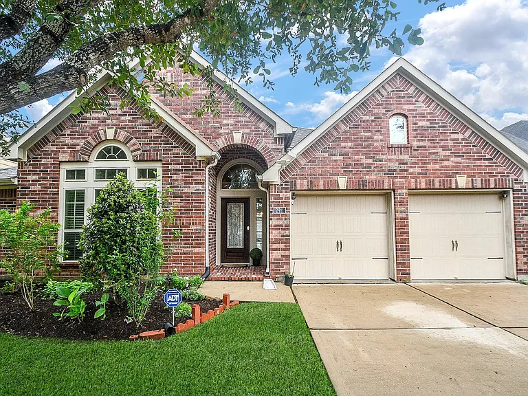 2911 Village Brook Ln — Photo 1