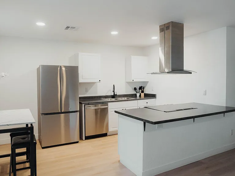 513 N 40th Ave — Photo 1