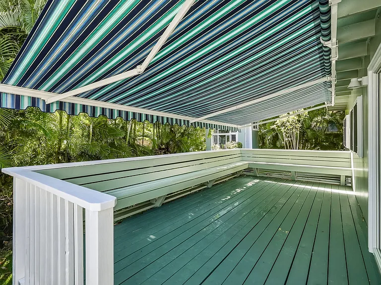 Too much sun? Then enjoy the electric shade awning.