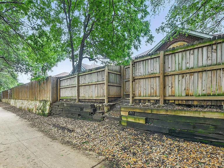 2296 Grandview Dr — Photo 8