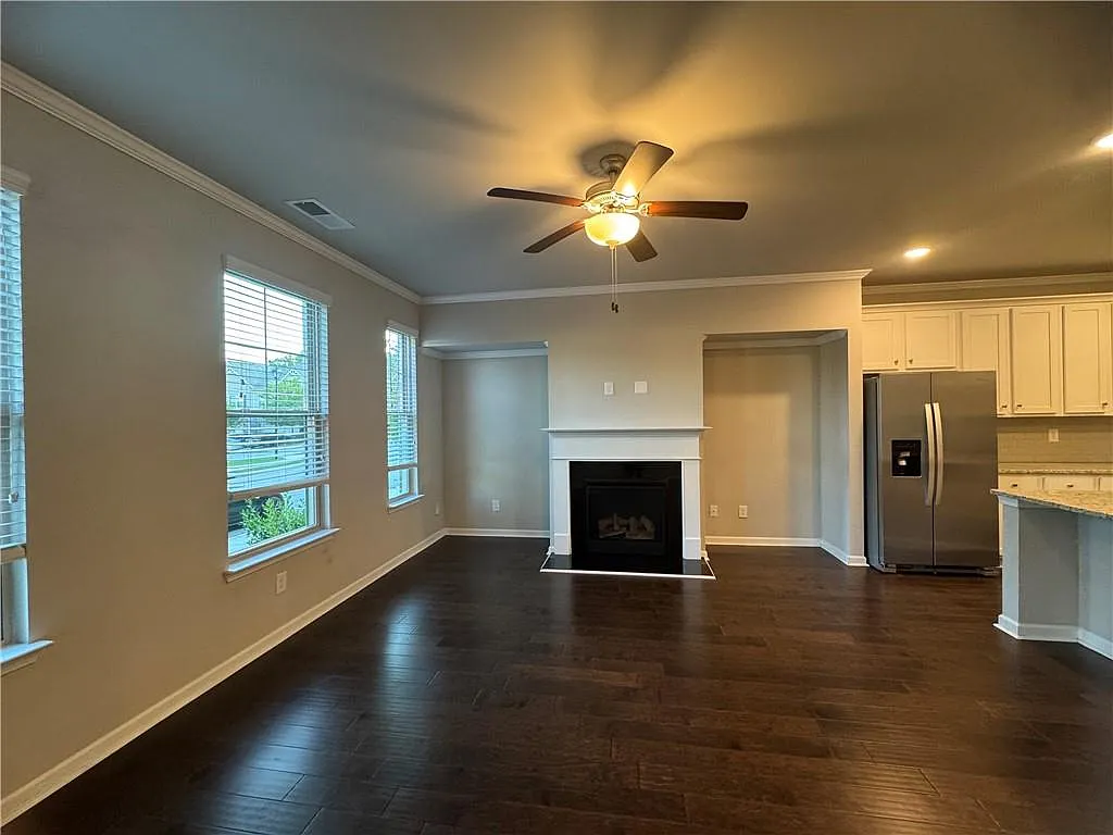 3 bed, 2.5 bath, 2448 sqft, $2,550 — Photo 4