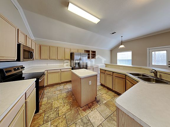 3rd image of 3805 Potomac Dr