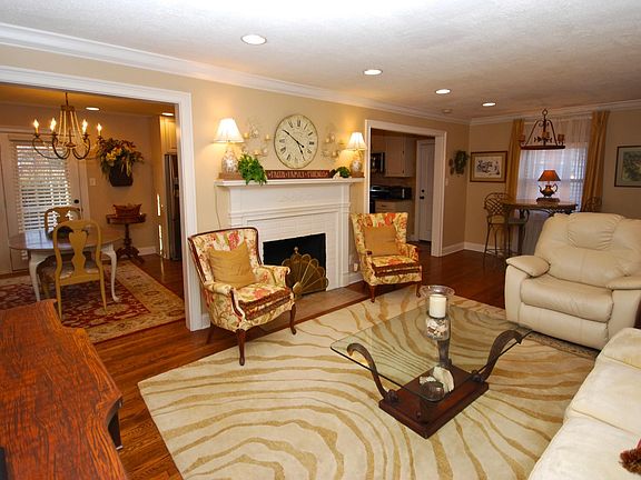 4th image of 3809 NE Longwood Dr