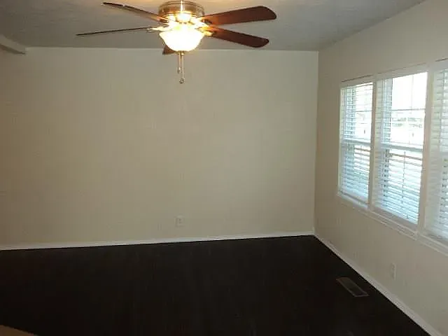 1128 SW 52nd St — Photo 5