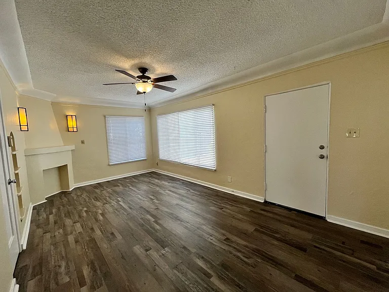 Large Downstairs One Bedroom One Bath! — Photo 6
