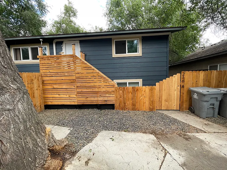 216 Hudson Ave #B — Photo 1
