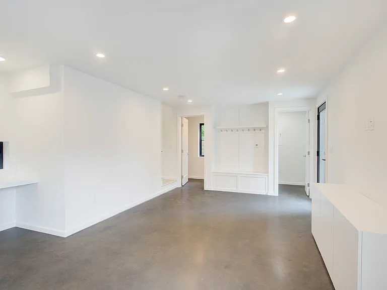 4608 NE 47th St — Photo 3