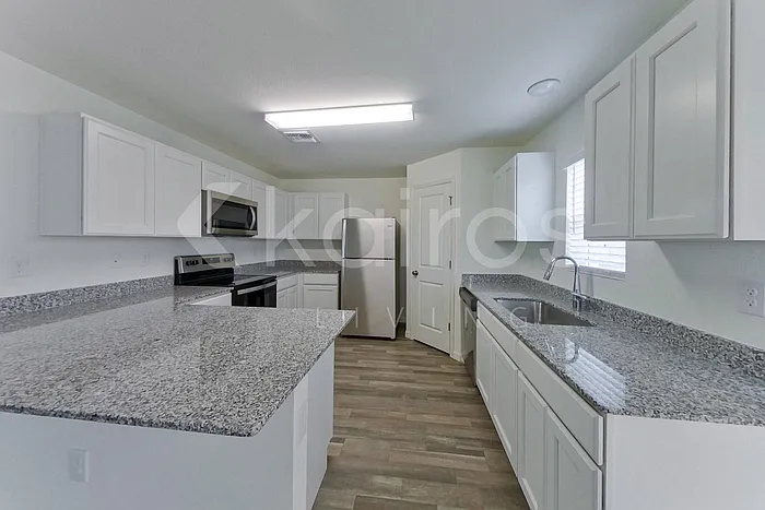 4204 E 5th St — Photo 2