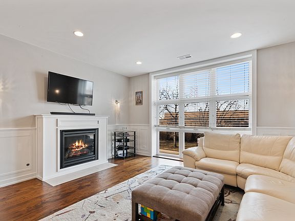 2nd image of 2431 W Belmont Ave APT 2W
