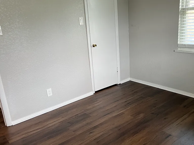 211 S Barbara St — Photo 5