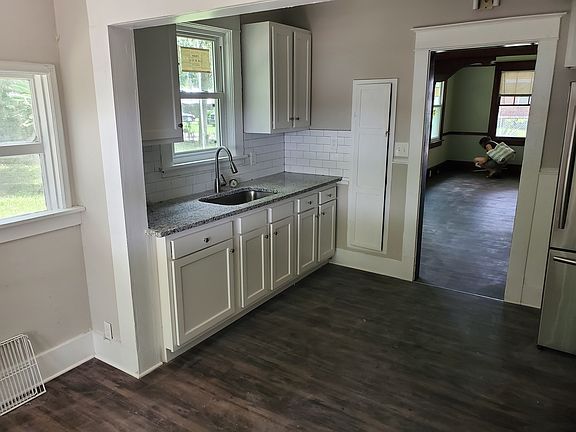 5th image of 617 E 60th St