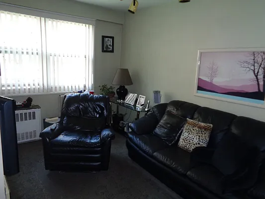 Sold by Thomas Lipovetsky, LREB | media 47