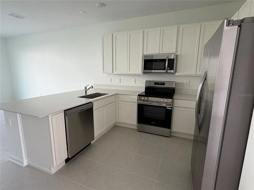 3 bed, 2.5 bath, 1834 sqft, $2,350 — Photo 3