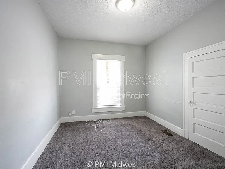 1118 King Ave — Photo 4